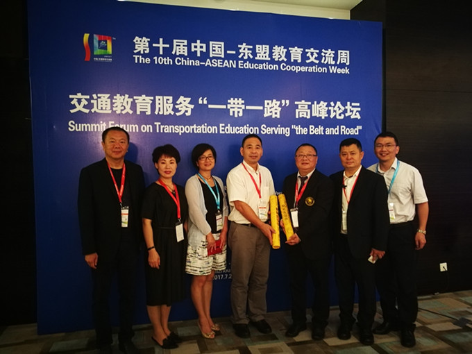 4与泰国商会大学合影.jpg 4与泰国商会大学合影.jpg